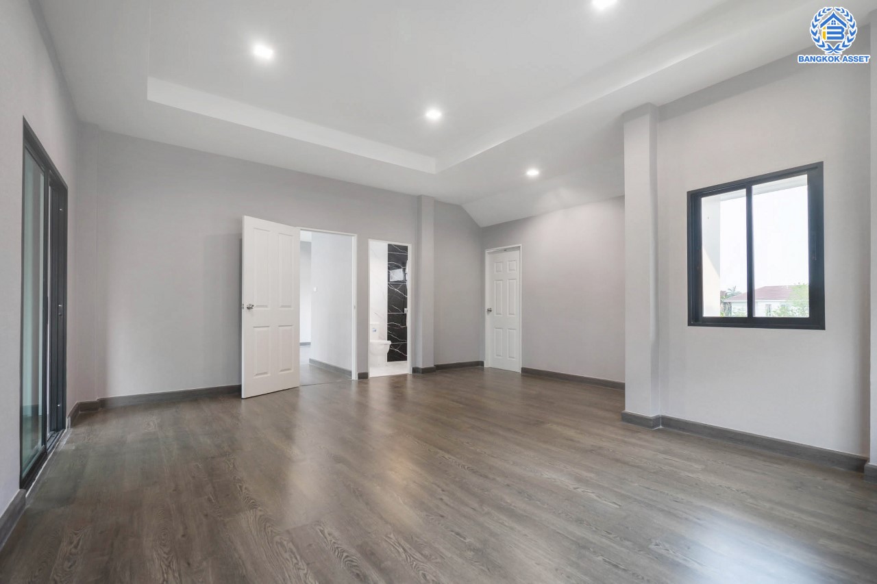 บ้านมือสองตกแต่งใหม่ ม.กฤษดานคร18 บรมราชชนนี เนื้อที่ 125 ตร.ว. บนพื้นที่ใช้สอยมากถึง 353 ตร.ม. อีกระดับของฟังก์ชัน 4 ห้องนอน 4 ห้องน้ำ 1 ห้องอเนกประสงค์ 1 ห้องแม่บ้าน จอดรถได้ 2 คัน บรรยากาศสุด Private บนทำเลศักยภาพเชื่อมต่อหลายเส้นทาง ใกล้เซ็นทรัลปิ่นเกล้า ม.มหิดล และทางด่วน "กาญจนาภิเษก"...